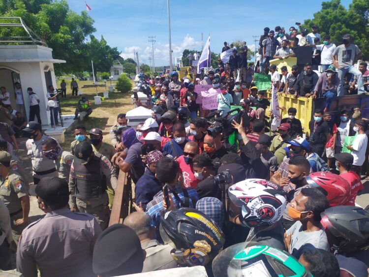 Aksi unjuk rasa Aliansi Rakyat Lembata Bersatu di Gedung DPRD Lembata, Kamis (20/5) menuntut Polda NTT menahan status tersangka Kasus Korupsi Proyek Awololong dan menetapkan aktor intelektual sebagai tersangka / Foto : BentaraNet