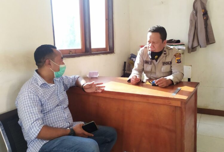 Anggota DPRD Kabupaten Lembata, Petrus Balawukak melaporkan dua pemilik akun media sosial yang diduga menyerang privasinya di SPKT Polres Lembata, Lewoleba, Jumat (21/5) / Foto : BentaraNet