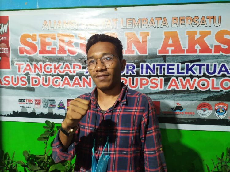 Hamid Nasrudin Anas saat menggelar konferensi pers di markas Aliansi Rakyat Lembata Bersatu, Kota Baru, Lewoleba, Sabtu (22/5) / Foto : BentaraNet