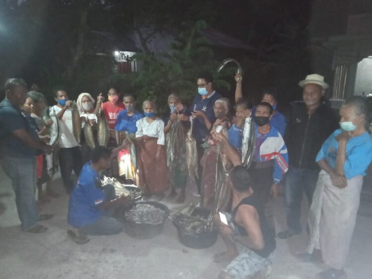 Penyerahan bantuan ikan di Desa Lamadale, Kecamatan Lebatukan, Rabu (26/5) / Sumber Foto : DPD Partai Nasdem Kabupaten Lembata