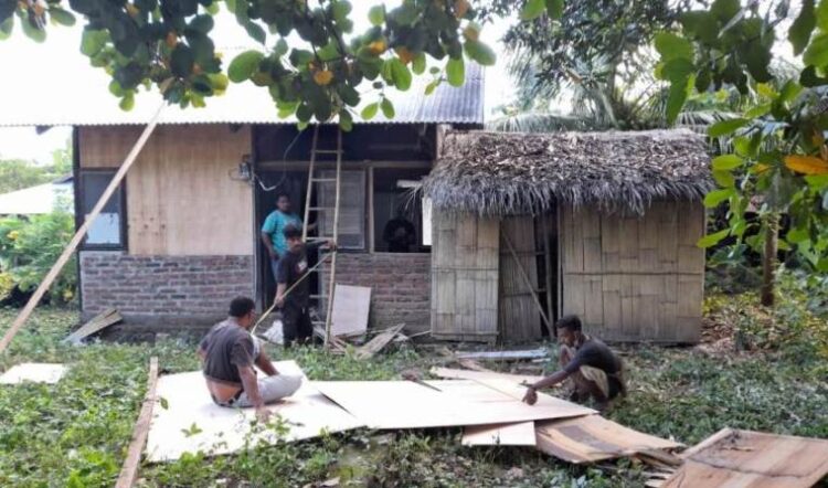 Beberapa pemuda Relawan Peduli Adonara memperbaiki salah satu rumah hunian sementara di Purinara, Desa Narasosina, Kecamatan Adonara Timur, bagi para pengungsi korban banjir bandang / Foto : BentaraNet (Alfred Ike Wurin)