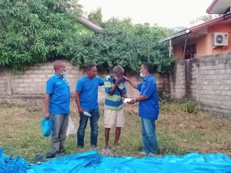 Perwakilan Ahmad Yohan, anggota DPR RI menyerahkan bantuan untuk para penyintas banjir bandang dan longsor di desa Waimatan, Kecamatan Ile Ape Timur, Kabupaten Lembata / Foto : Istimewa