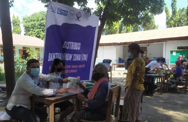 Pengungsi asal desa Lamawolo, Kecamatan Ile Ape Timur menerima bantuan non tunai sebesar Rp 1,2 juta dari Yayasan Plan Internasional Indonesia yang disalurkan KSP Ankara / Foto : BentaraNet