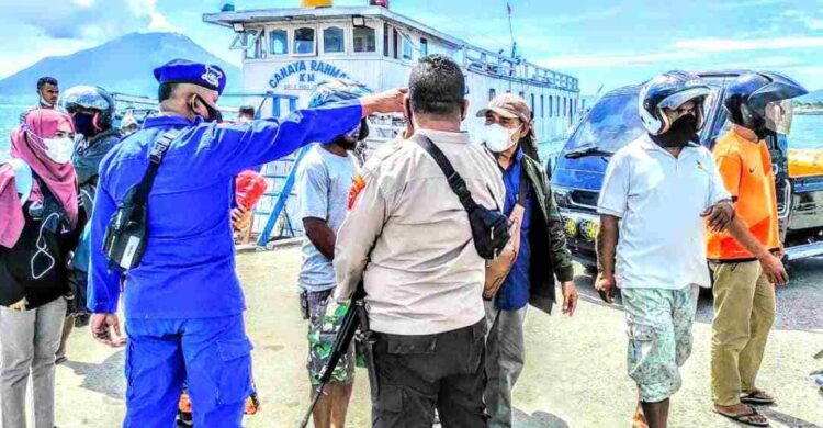 Petugas Kepolisian Resor Lembata melakukan penertiban di Pelabuhan Laut Lewoleba pada Jumat (7/4) / Sumber Foto : Lidik-news.com