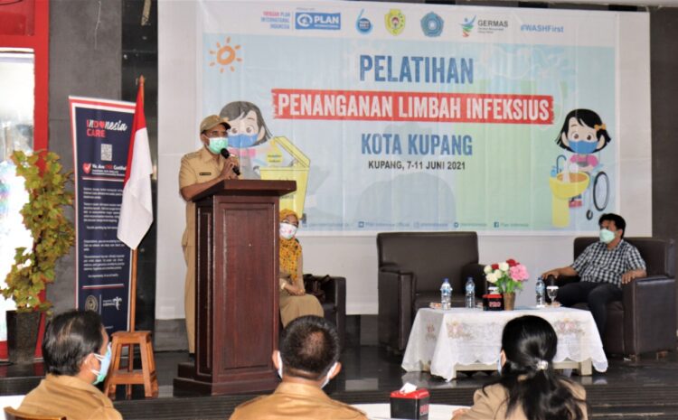 Walikota Kupang, Jefirstson Riwu Kore memberikan sambutan saat membuka kegiatan Pelatihan Penanganan Limbah Infeksius di Kota Kupang. Kegiatan ini dihadiri Area Program Manager Plan Indonesia, James Ballo dan Kepala Dinas Kesehatan Kota Kupang, drg. Retnowati / Foto : Plan Indonesia
