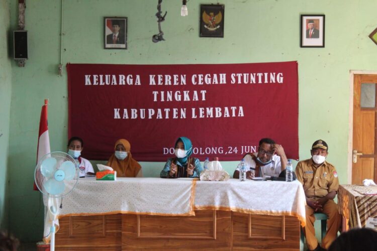 Ketua TP PKK Kabupaten Lembata, Yuni Damayanti (tengah) memberikan sambutan saat menghadiri kegiatan peringatan Harganas di Desa Dolulolong, Kamis (24/6) / Sumber Foto : TP PKK Kabupaten Lembata