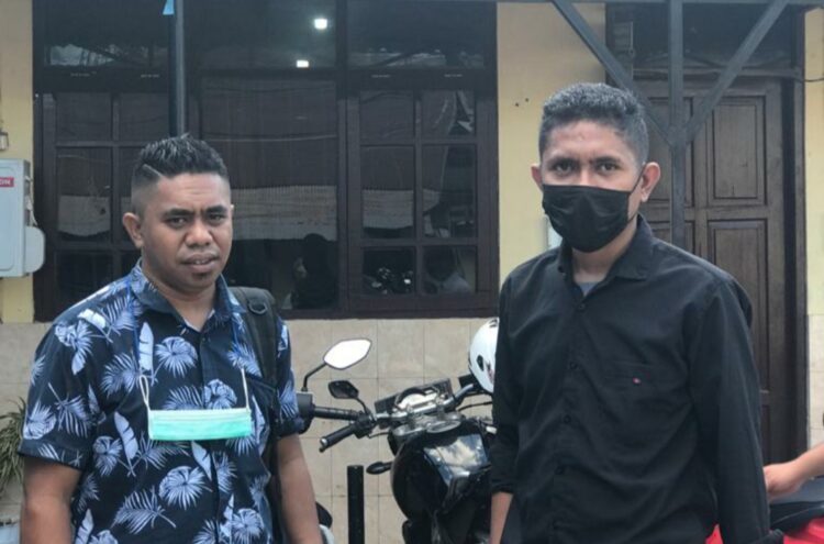 Koordinator Amppera Kupang, Emanuel Boli bersama aktivis Amppera Kupang,Yohanes Halimaking saat menyambangi markas Polda NTT, Kupang / Foto : Istimewa
