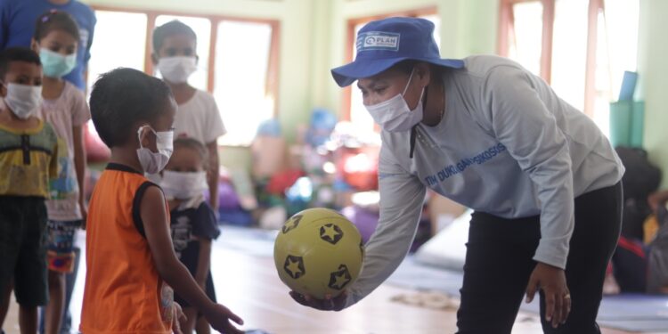 Plan Indonesia Salurkan Bantuan Senilai Rp 1,2 Miliar untuk Penyintas Pasca Bencana Banjir Bandang di Lembata