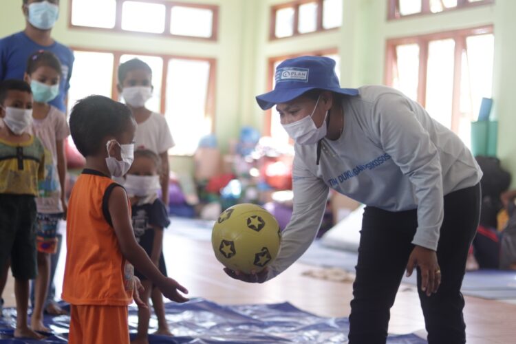 Seorang anak penyintas banjir bandang dan longsor di Kabupaten Lembata mendapatkan mainan dari Plan Indonesia. Sejak 16 April lalu, Plan Indonesia bergerak bersama pemerintah dan relawan setempat untuk membantu pemulihan warga di Lembata / Foto : Plan Indonesia