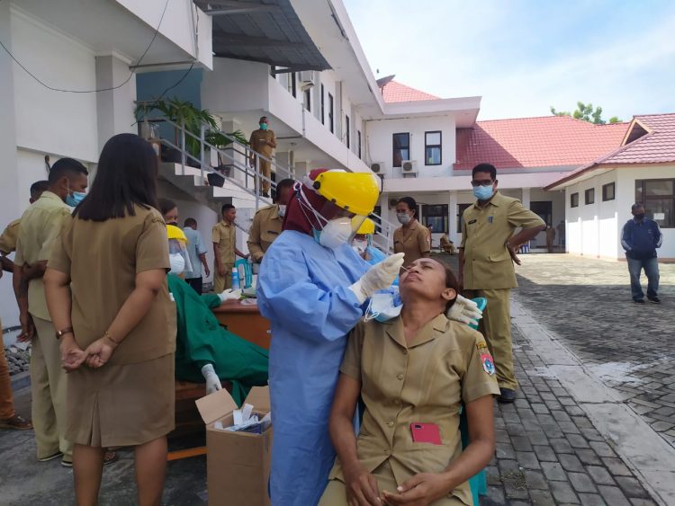 ASN lingkup Pemda Lembata menjalani rapid test antigen di Kantor Bupati Lembata, Lewoleba, Senin (5/7/2021) / Foto : BentaraNet