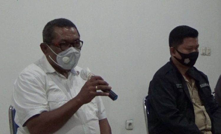Wakil Bupati Lembata, Thomas Ola Langoday bersama Kapolres Lembata, AKBP Yoce Marten memberikan keterangan pers di Rujab Wakil Bupati Lembata, Lewoleba, Sabtu (17/7/2021) terkait rencana pemakaman Bupati Lembata, Eliyaser Yentji Sunur / Foto : BentaraNet