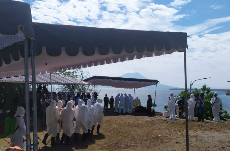 Upacara pemakaman Bupati Lembata, Eliyaser Yentji Sunur di Kuma Resort, Desa Waijarang, Kabupaten Lembata, Minggu (18/7/2021) / Foto : BentaraNet