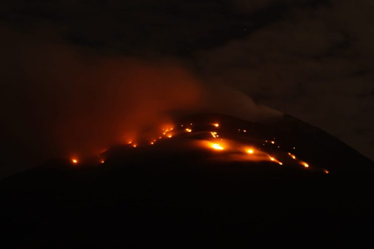 Lontaran lava pijar akibat erupsi gunung Ile Lewotolok pada Rabu (28/7/2021) dini hari sekitar pukul 00.24 WITA / Sumber Foto : Doc PPGA Ile Lewotolok