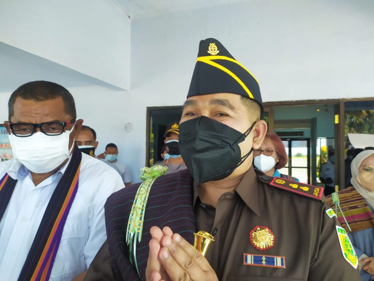 Kepala Kejaksaan Negeri Lembata, Azrijal saat tiba di Bandara Wunopito Lewoleba pada Rabu (28/7/2021) / Foto : BentaraNet
