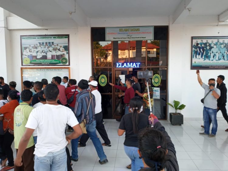 Kericuhan yang terjadi di Pengadilan Negeri Lembata, Lewoleba pada Kamis (19/7/2021) / Foto : BentaraNet