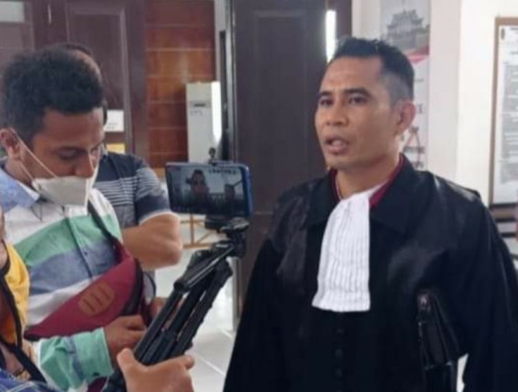 Juprians Lamabelawa (kanan), kuasa hukum terdakwa kasus pembunuhan Kanisius Tupen / Foto : Istimewa