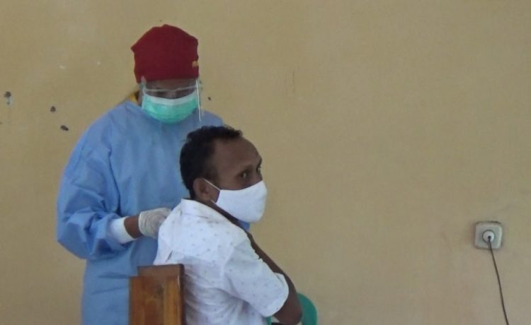 Seorang warga mendapatkan suntikan vaksin Covid-19 dari petugas kesehatan di aula kantor Camat Nubatukan, Lewoleba pada Sabtu (10/7/2021) / Foto : BentaraNet