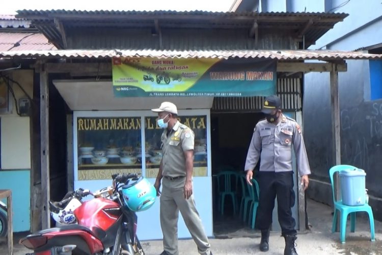 Petugas gabungan Satpol PP dan Polres Lembata melakukan sosialisasi PPKM Mikro terhadap pemilik warung di kawasan taman kota Swaolsa Titen, Kota Lewoleba, Kabupaten Lembata, Kamis (8/7/2021) / Foto : BentaraNet