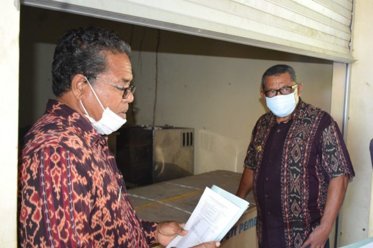 Plt Bupati Lembata, Thomas Ola Langoday (kanan) melakukan sidak di Pasar Lamahora, Lewoleba, Jumat (13/8/2021) / Foto : BentaraNet