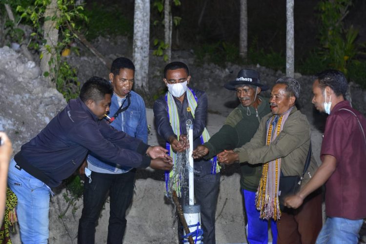Anggota DPRD Kabupaten TTS, Pitterzius I. Kefi (ketiga kiri) bersama Pendeta Niko Asbanu (dua kiri) saat mencoba air dari sumur bor / Foto : Joe/Bentara)