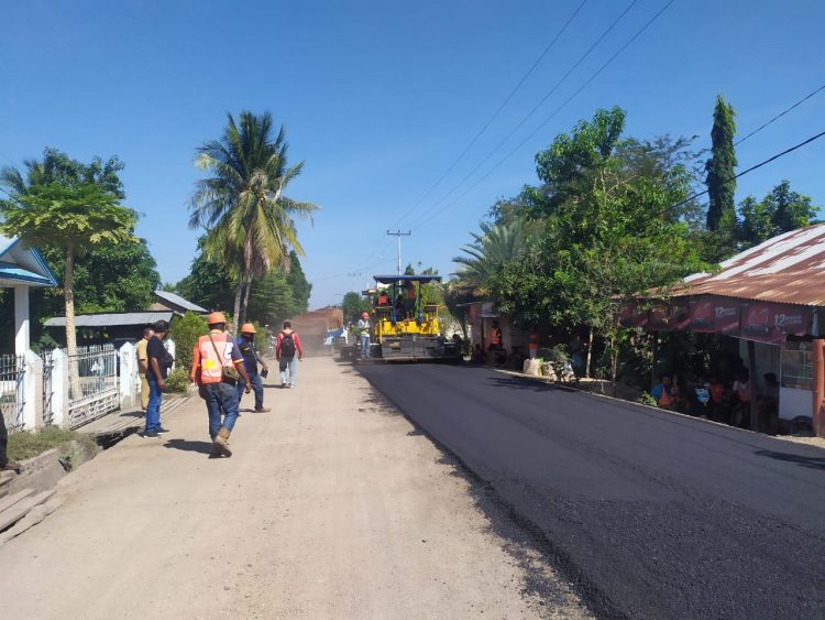 Pengerjaan ruas jalan dalam Kota Lewoleba, Kabupaten Lembata dari Kantor Pusat KSP Kopdit Ankara menuju Aula Dekenat Lembata oleh PT Lima Satu Merdeka / Foto : BentaraNet