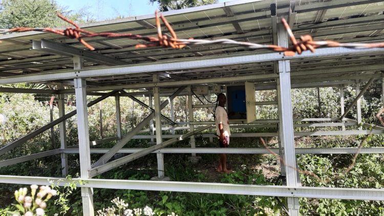 Panel Teni Surya yang dibangun di Desa Elo, Kecamatan Fatukopa untuk mengalirkan air ke rumah warga (Foto: ist)