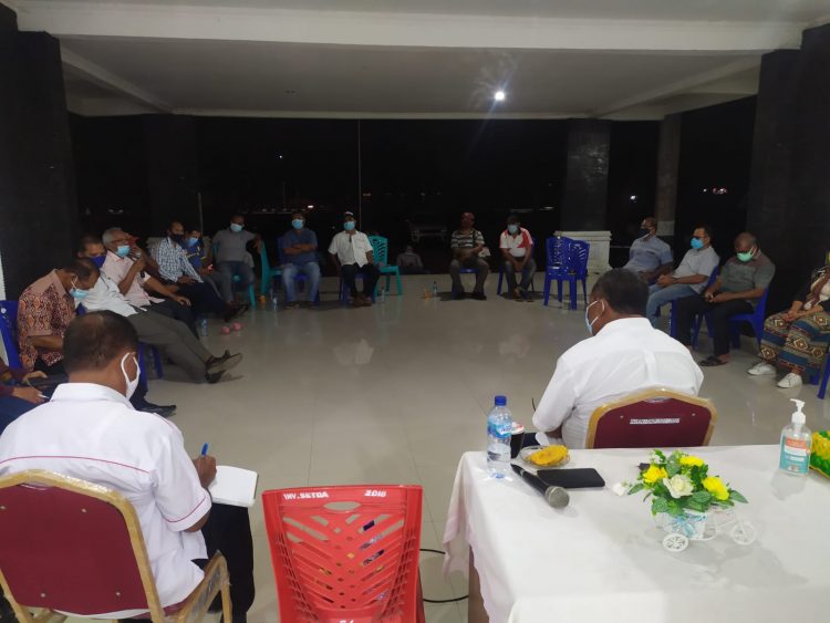 Pertemuan antara elemen masyarakat dan Plt Bupati Lembata, Thomas Ola Langoday di Rujab Bupati Lembata, Lewoleba, Rabu (4/8/2021) / Foto : BentaraNet