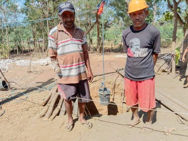 Dua orang penyintas difable asal Desa Amakaka turut membantu menggali sumur untuk memenuhi kebutuhan air bersih pengungsi banjir bandang dan longsor di Waesesa, Kecamatan Ile Ape, Kabupaten Lembata / Foto : Istimewa