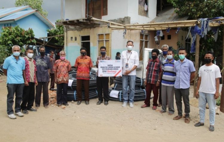 Rumah Visi Indonesia bersama Bank BNI menyerahkan bantuan jaringan pipa air bersih untuk masyarakat Desa Woloklibang, Kecamatan Adonara Barat, Kabupaten Flores Timur pada Jumat (13/8/2021) / Foto : Istimewa