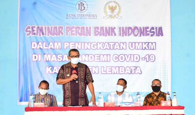 Plt Bupati Lembata, Thomas Ola Langoday (berdiri) memberikan sambutan saat membuka kegiatan seminar wirausaha Bank Indonesia di Aula SMA Don Bosco Lewoleba, Jumat (13/8/2021). Kegiatan ini terlaksana berkat sinergi antara Bank Indonesia dan mitra anggota Komisi XI DPR RI, Ahmad Yohan / Foto : BentaraNet