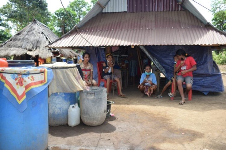 Para penyintas banjir bandang dan longsor di lokasi pengungsian Waisesa. Mereka bertahan di kebun-kebun dan mengalami krisis air bersih / Foto : BentaraNet