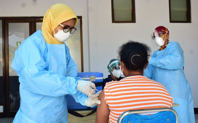 Seorang vaksinator menyuntikan vaksin Covid-19 ke salah seorang warga di Bandara Wunopito Lewoleba, Sabtu (7/8/2021) / Foto : BentaraNet