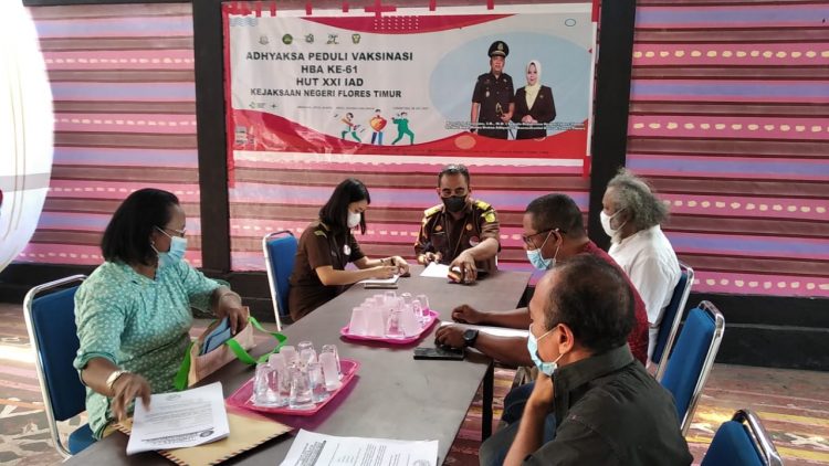 Perwakilan LKPK Flores Timur menyerahkan berkas perkara dugaan penyalahgunaan keuangan negara di tiga dinas lingkup Pemda Flotim ke Kejari Larantuka pada Kamis (12/8/2021) / Foto Istimewa