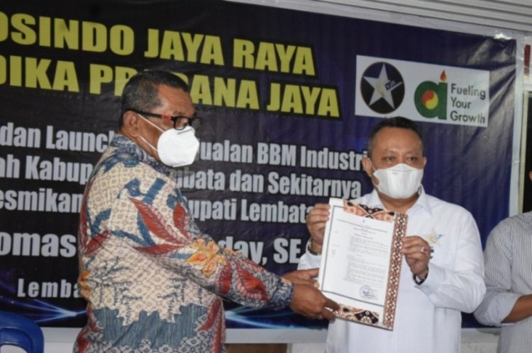 PT Yasindo Jaya Raya akhirnya resmi beroperasi di Kabupaten Lembata dengan menjual Bahan Bakar Minyak (BBM) jenis solar B30 Industri. Acara launching dilakukan di Pelabuhan Jober Lewoleba dan dihadiri langsung oleh Wakil Bupati Lembata Thomas Ola Langoday, Sekda Lembata Paskalis Ola Tapobali dan para petinggi PT Yasindo Jaya Raya, Rabu, 11 Agustus 2021 / Foto : BentaraNet