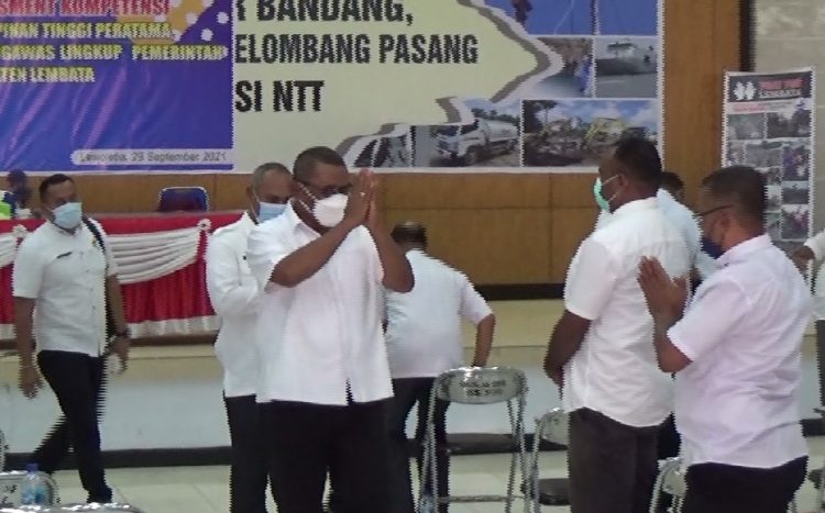 Bupati Lembata, Thomas Ola Langoday menyapa para ASN peserta assesment kompetensi bagi jabatan pimpinan tinggi pratama, administrator dan pengawas lingkup Pemerintah Kabupaten Lembata di Aula Kantor Daerah Bupati Lembata, Lewoleba pada Rabu (29/9/2021) / Foto : BentaraNet