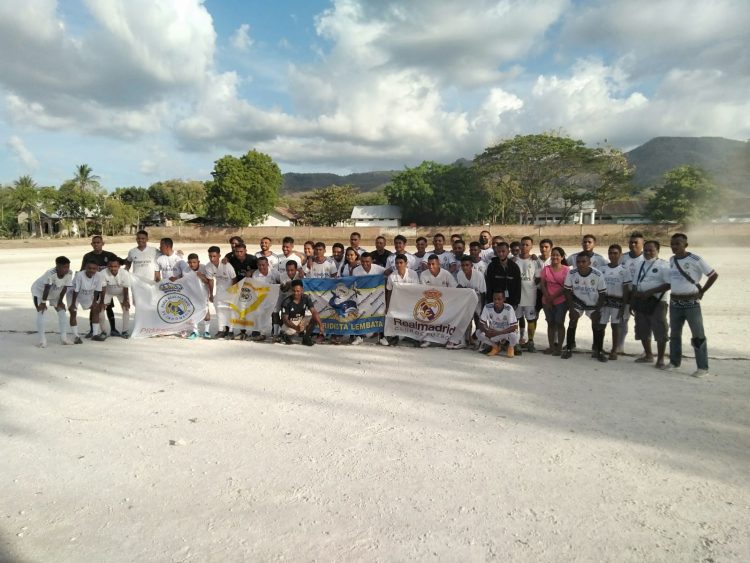 Fans Real Madrid Lembata dan Flores Timur foto bersama usai laga persahabatan jelang HUT ke-1 Pena Real Madrid Indonesia (PRMI) Regional Lembata / Foto : Istimewa