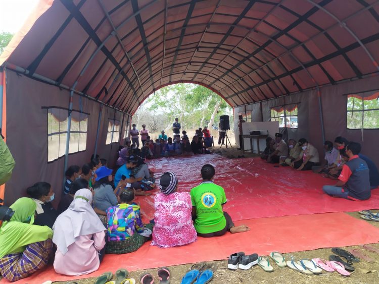 Orangtua siswa SDK I Lewotolok, Kabupaten Lembata berdialog dengan pengurus Pramuka Kwarda NTT dan Kwarcab Lembata pengungsian warga hamparan kebun kalabahi, Senin (27/9/2021) / Foto : BentaraNet