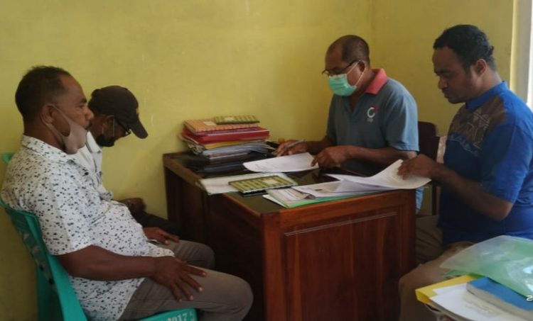 Yosafat Loyobohor (paling kiri) saat mendaftar menjadi calon Kepala Desa Loyobohor / Foto : BentaraNet