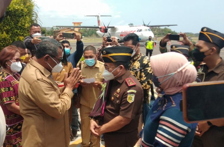 Bupati Lembata, Thomas Ola Langoday menyambut Kajati NTT, Yulianto saat tiba di Bandara Wunopito Lewoleba, Selasa (21/9/2021) / Foto : BentaraNet