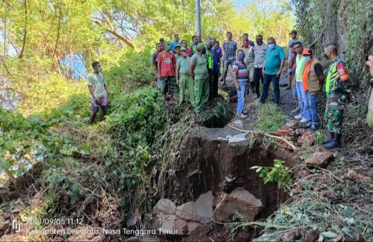 Plt Bupati Lembata, Thomas Ola Langoday (keenam dari kanan) memantau ruas jalan putus antara Desa Idalolong dan Warawutung, Kecamatan Nubatukan, Kabupaten Lembata pada Minggu (5/9/2021) pagi / Sumber Foto : Facebook Firman Ama Pureklolon