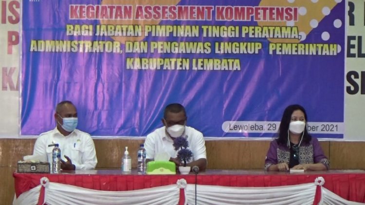 Bupati Lembata, Thomas Ola Langoday (tengah) didampingi Sekda Lembata, Paskalis Ola Tapobali (kiri) dan Tim Konsultan Psikologi Tirta Kupang saat menghadiri kegiatan assesment Kompetensi bagi jabatan pimpinan tinggi pratama, administrator dan pengawas lingkup Pemerintah Kabupaten Lembata di Aula Kantor Daerah Bupati Lembata, Lewoleba pada Rabu (29/9/2021) / Foto : BentaraNet