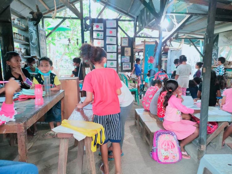 Anak-anak sendang mengikuti kelas belajar bahasa Inggris di Taman Daun / Sumber Foto : Facebook John S J Batafor