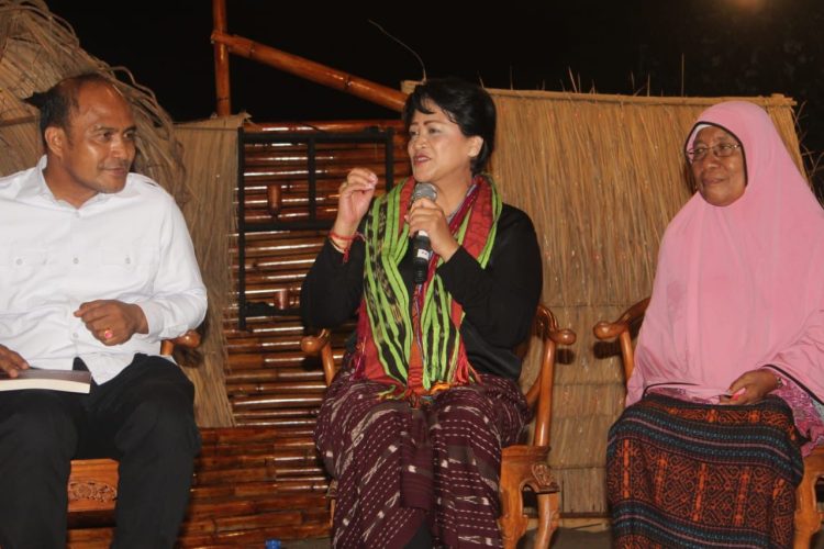 Analis Militer dan Pertahanan Indonesia, Dr Connie Rahakundini Bakrie mengenakan tenun ikat kewatek saat menjadi narasumber dalam peluncuran buku Buku Kepak Cinta Pengawal Langit, Monolog dan Poetry Reading di Lamahala, Minggu (7/11/2021) / Foto BentaraNet (Alfred Ike Wurin)