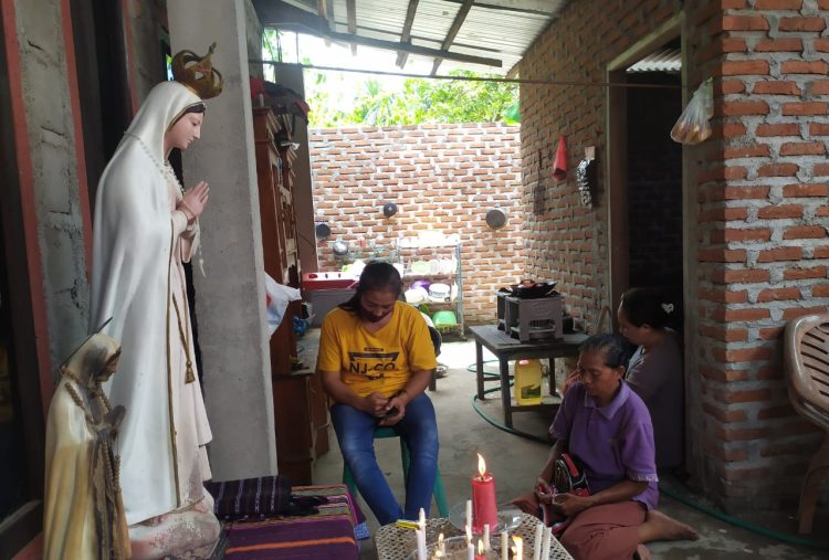 Umat Katolik di Kota Lewoleba mendaraskan doa di patung Bunda Maria yang baru ditemukan Rudi Keraf di rumahnya, Kota Baru, Lewoleba, Rabu (24/11/2021) / Foto : BentaraNet