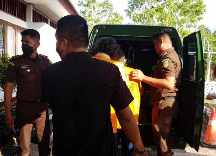 Tiga tersangka kasus dugaan korupsi pembangunan kantor camat Buyasuri dititipkan di tahanan Polres Lembata / Foto : BentaraNet