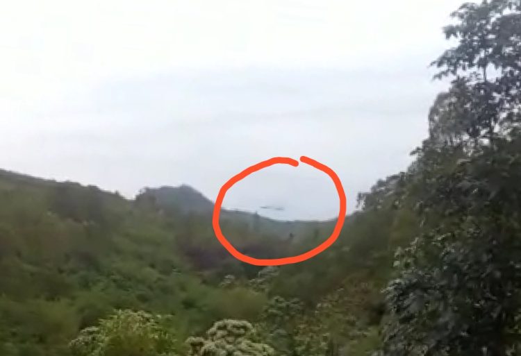 Foto tangkapan layar video amatir yang menunjukan aktivitas bualan (lingkar merah) di laut sekitar kompleks gunung api Ile Werung di Pulau Lembata, Nusa Tenggara Timur, Senin (29/11/2021)