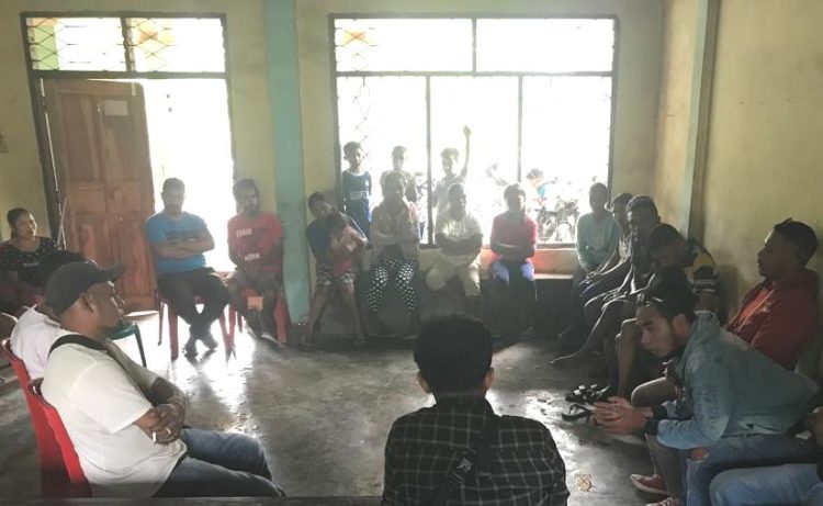 Kegiatan sosialisasi kelas belajar bahasa Inggris komunitas Taman Daun bersama para orangtua dan muda-mudi Epubele di balai dusun Epubele Tulida, Desa Horowura, Kecamatan Adonara Tengah, Sabtu (13/11/2021) / Sumber Foto : Taman Daun