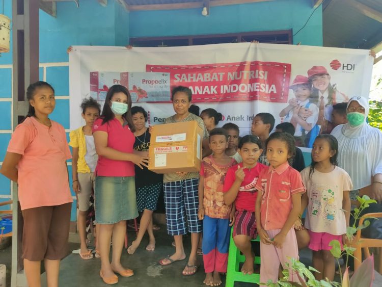 Distributor HDI Family Center Maumere, Maria Ivony Nurak (ketiga dari kiri) menyerahkan bantuan produk herbal kepada pengelola Panti Asuhan Eugene Smith Lewoleba, Regina Sura pada Jumat (17/12/2021). Bantuan ini diperuntukan bagi 48 anak di panti asuhan ini / Sumber Foto : Doc HDI.