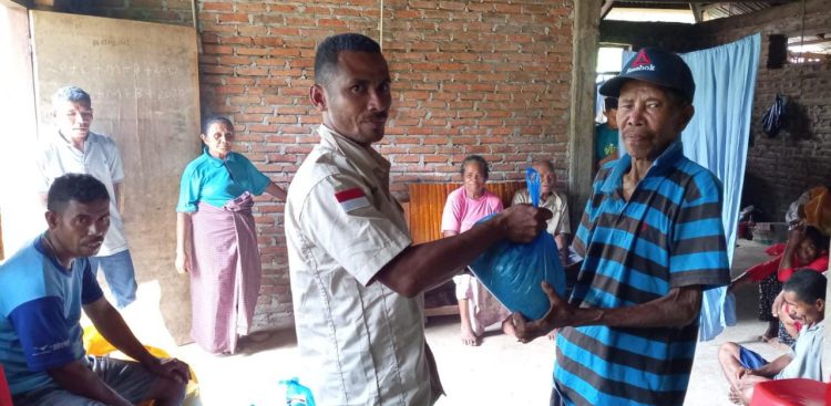 Perwakilan RVI Flores Timur menyerahkan sembako kepada warga Botung, Desa Wotan Ulumado, Kecamatan Wotan Ulumado, Kabupaten Flores Timur / Foto : Istimewa
