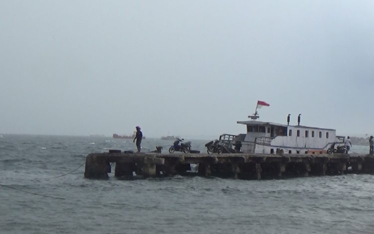 Gelombang tinggi dan angin kencang di sekitar pelabuhan laut Lewoleba, Kabupaten Lembata pada Senin (17/1/2022) / Foto : BentaraNet